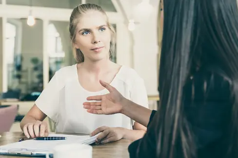 Naturopathe en consultation avec une patiente, échange attentif autour d'un accompagnement personnalisé