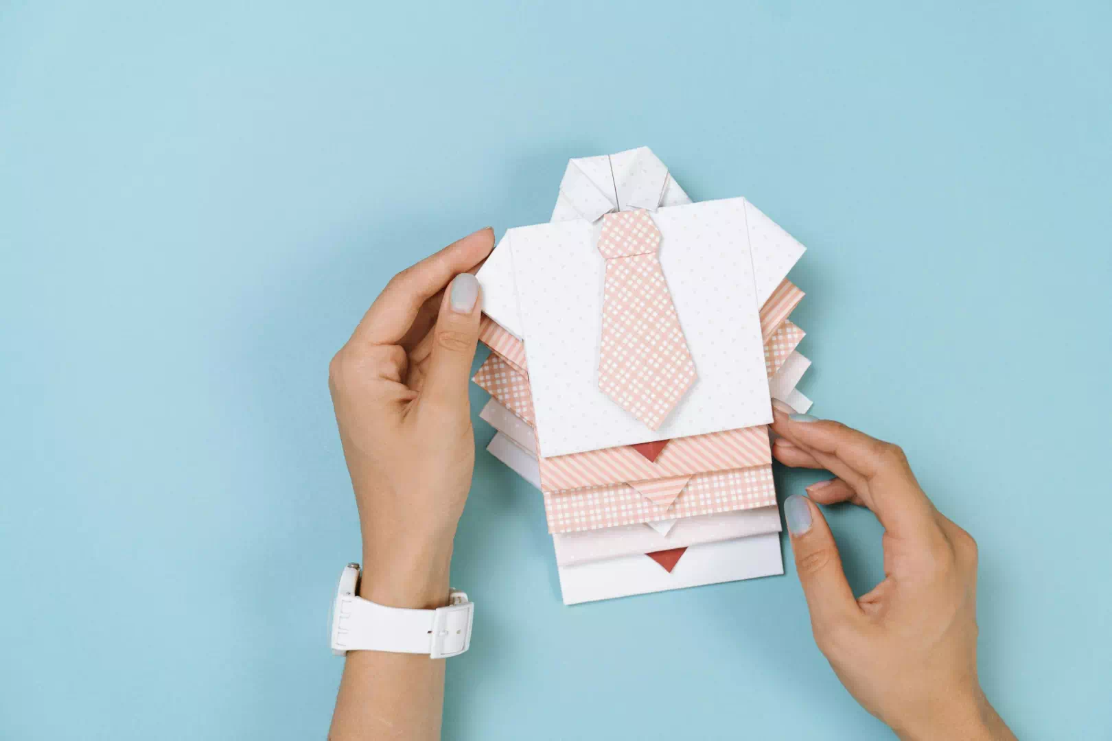 Une personne réalise une création en papier pour soulager son stress et favoriser le lâcher-prise.