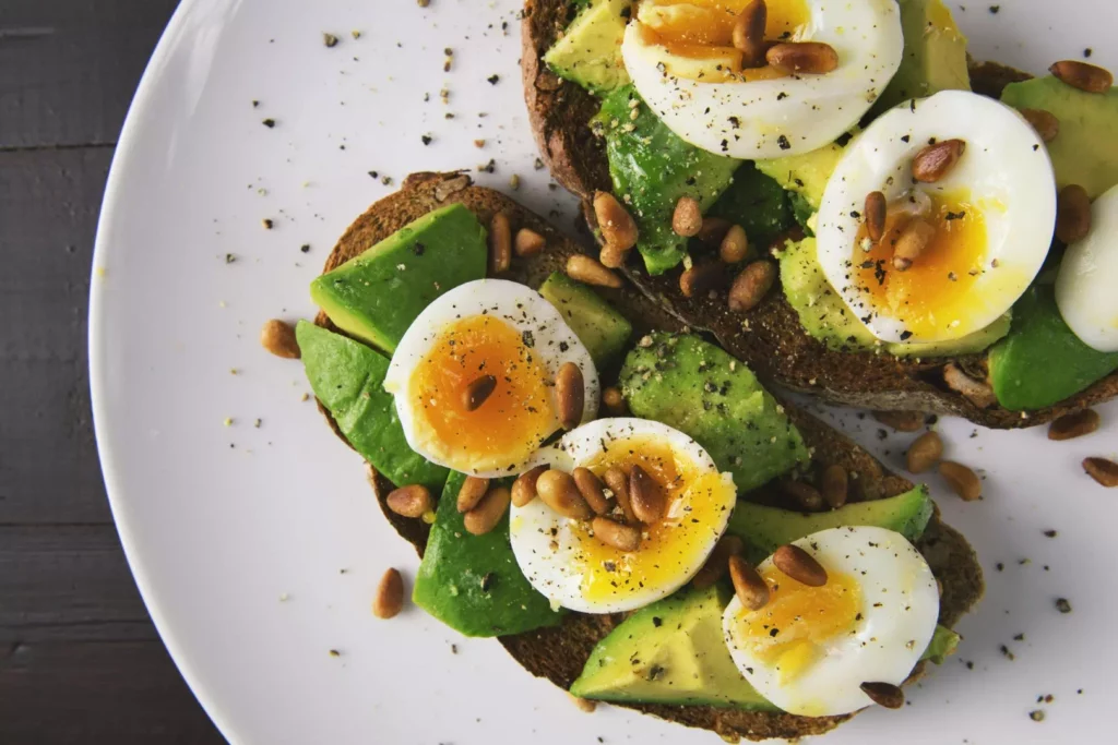 Toasts à l'avocat et aux œufs illustrant une alimentation anti-inflammatoire pour accompagner un burn out.