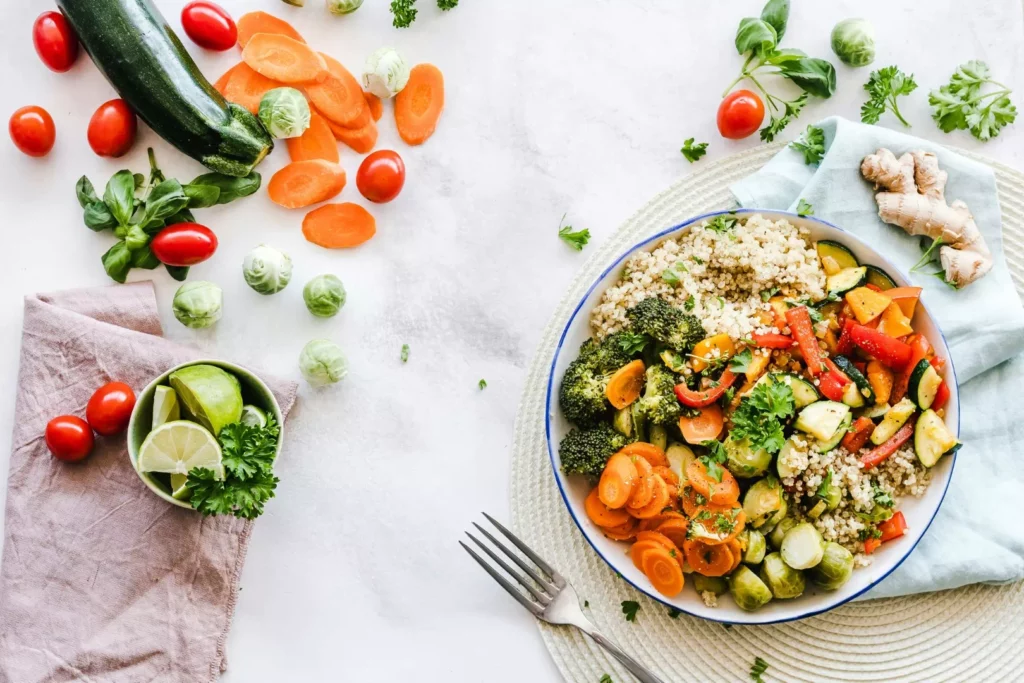 Une salade de légumes frais et colorés illustrant l'alimentation anti-inflammatoire pour soulager les symptômes du lupus.