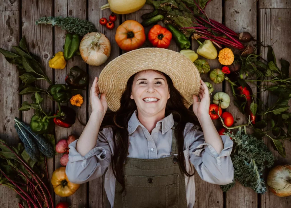 Récolte de légumes frais du potager en automne pour une alimentation saine aidant à prévenir la dépression saisonnière.