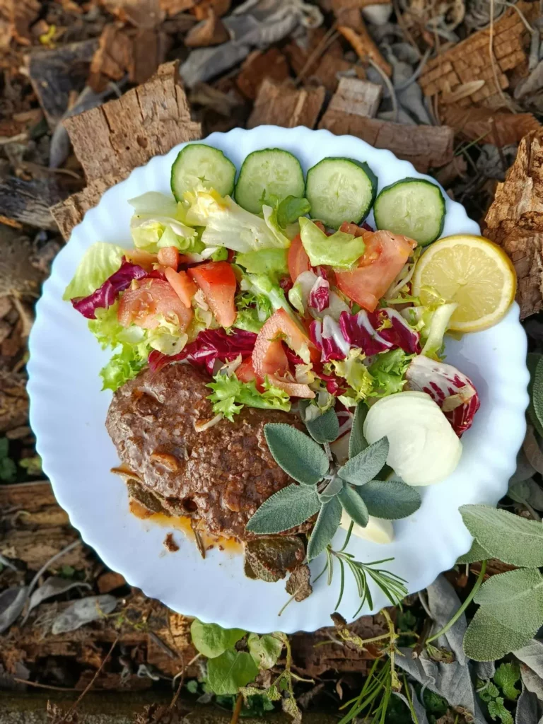 Assiette équilibrée illustrant les conseils en alimentation santé d'un coach naturopathe.