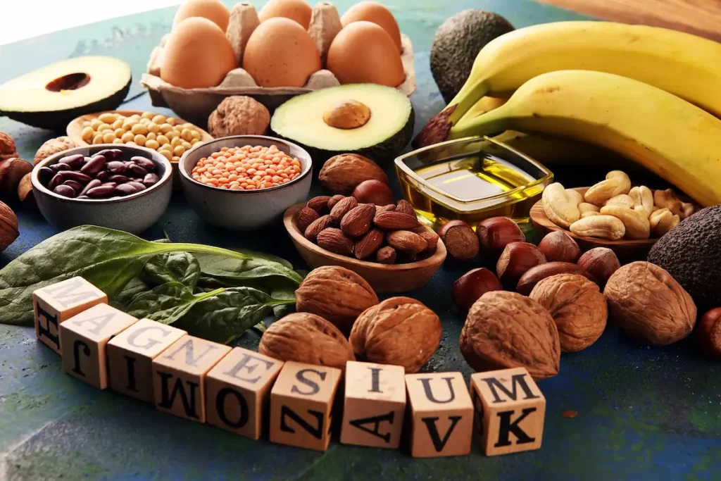 Plateau d'aliments riches en magnésium comme des noix, des légumineuses et des fruits pour une solution naturelle.