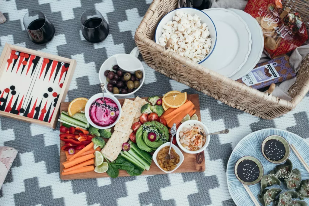 Plateau apéritif riche en fibres alimentaires et légumes de saison pour un menu de Noël diététique.