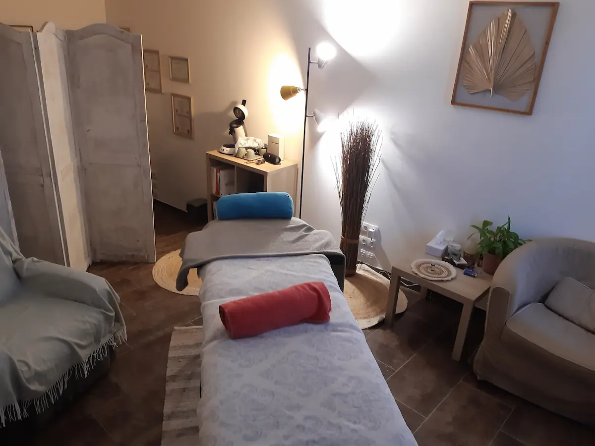 Table de massage du cabinet d'Agnès Guet à Blain, espace chaleureux et apaisant dédié aux soins bien-être