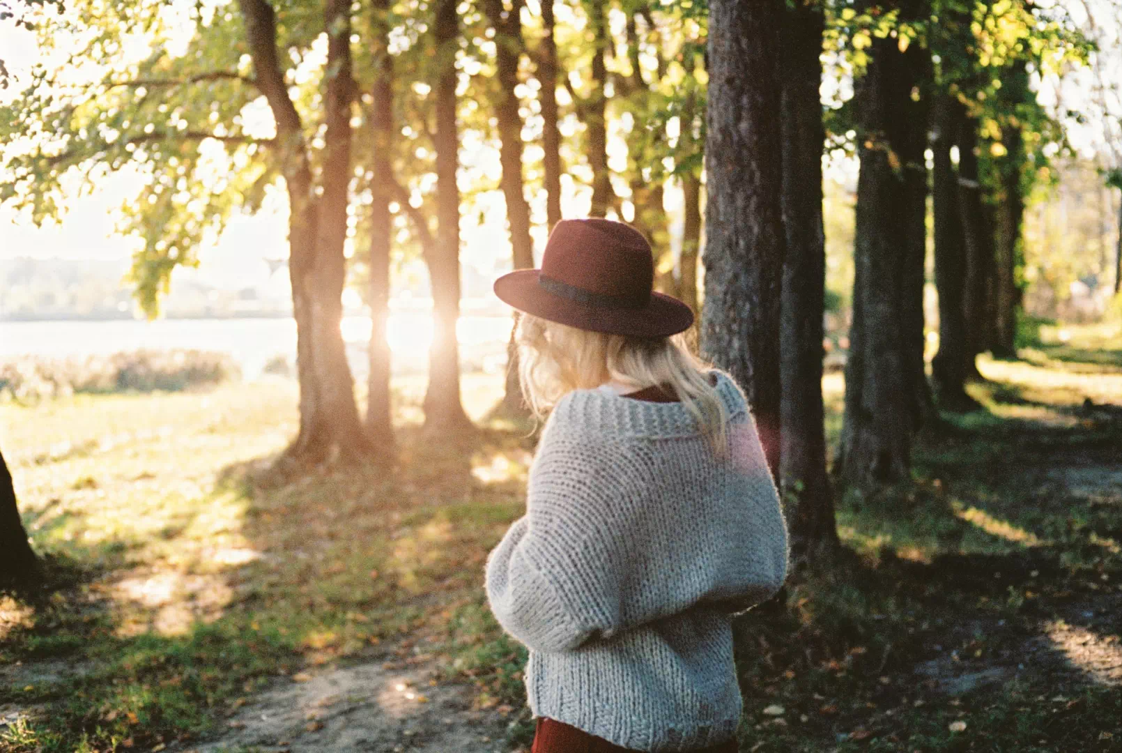 Femme marchant en pleine nature pour soulager les symptômes de la dépression grâce à une solution naturelle. Femme marchant en pleine nature pour soulager les symptômes de la dépression grâce à une solution naturelle.