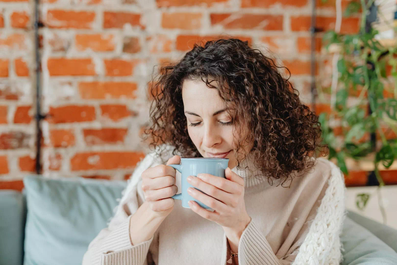 Femme buvant une tasse pour comprendre les effets café énergie et l'impact sur la fatigue.