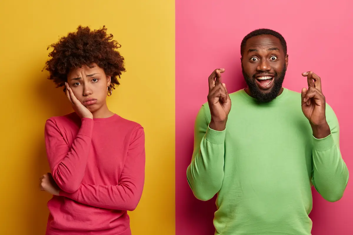 Émotions contrastées sous stress : femme anxieuse, homme confiant, comprendre et mieux réguler ses réactions