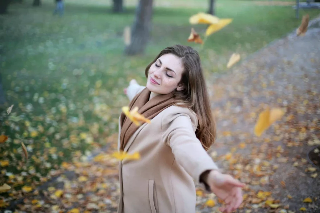 Femme souriante et pleine d'énergie après avoir retrouvé un sommeil réparateur grâce à une solution naturelle.