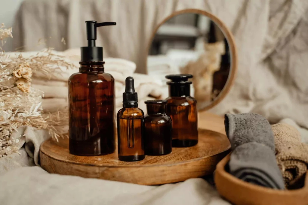 Sélection de flacons d'huiles essentielles et végétales biologiques pour un soin de massage naturopathique sur-mesure.