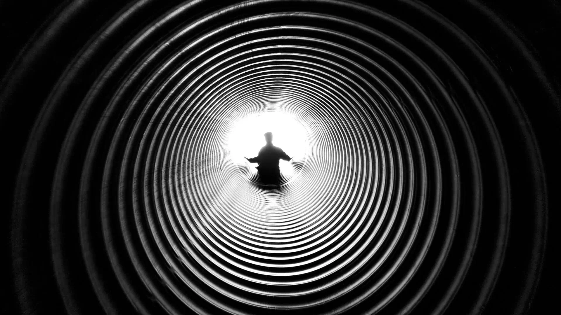 Photographie d'une personne au bout d'un tunnel illustrant la recherche de la cause profonde et la symbolique émotionnelle d'une infection urinaire.