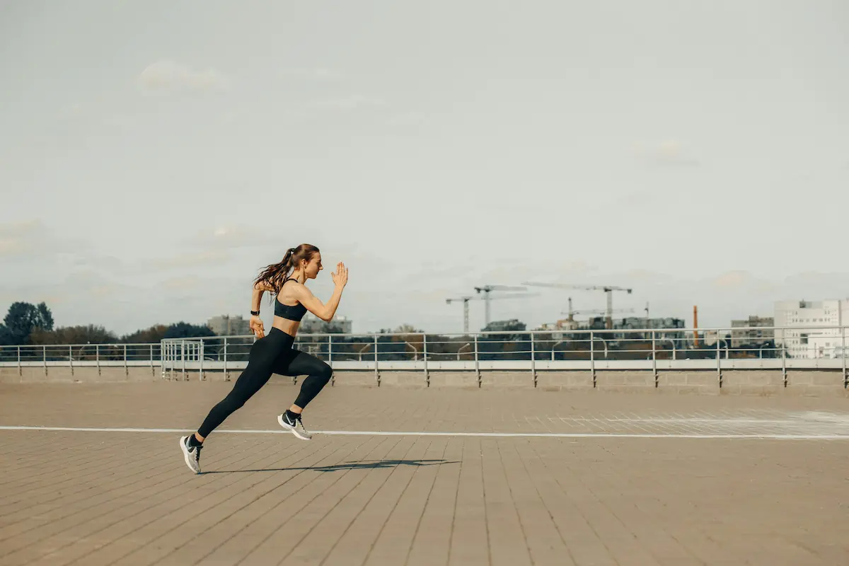 Femme pratiquant une course sportive pour illustrer les bienfaits du magnésium sur la vitalité naturelle.