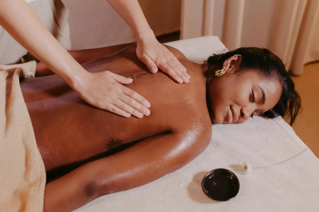 Séance de massage relaxant pour favoriser l'apaisement et le sommeil réparateur dans le cadre d'un accompagnement pour la fibromyalgie.
