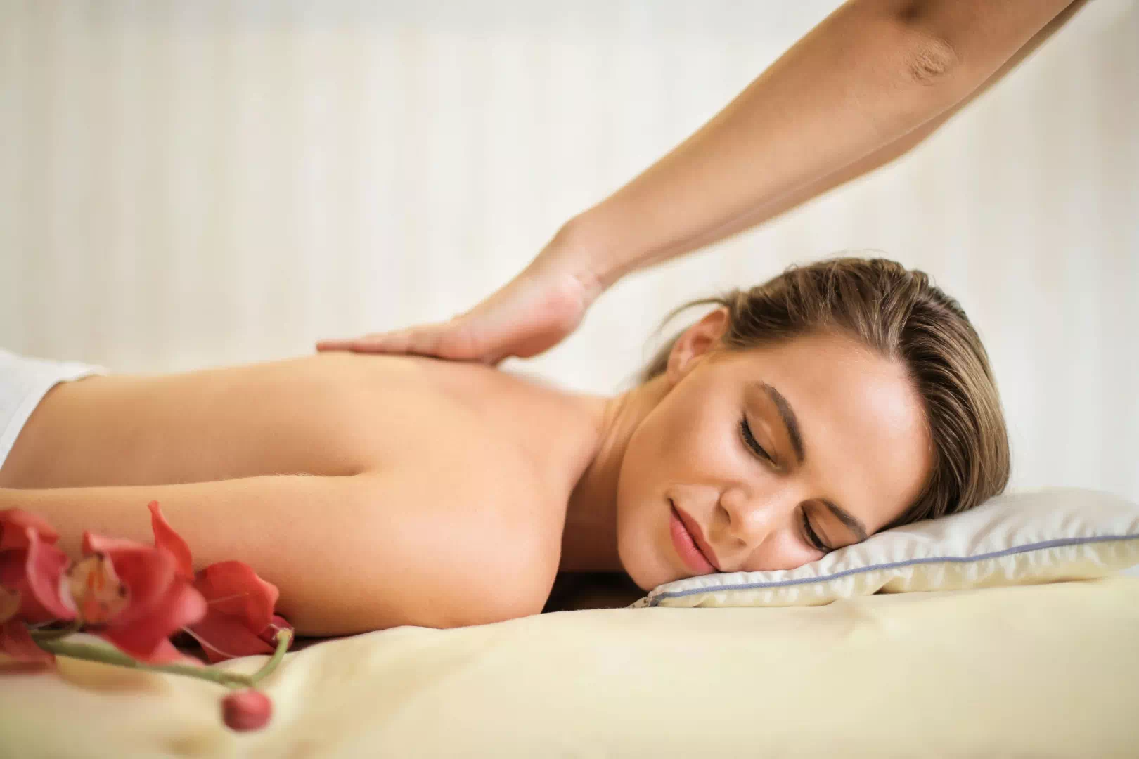 Une femme détendue recevant un massage en naturopathie pour favoriser le lâcher-prise et réduire le stress.