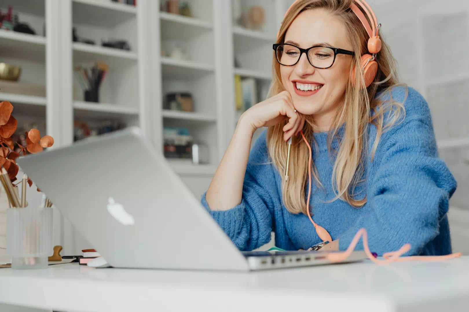 Femme souriante avec casque lors d'un rendez-vous avec un naturopathe en ligne par visioconférence.