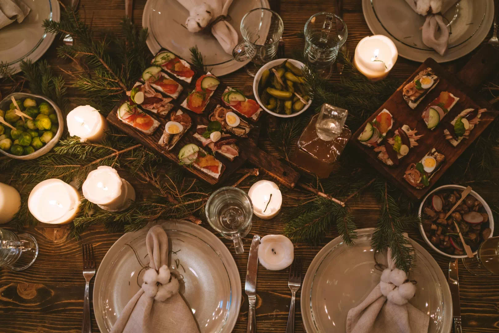Table de fête décorée pour un repas de Noël sain avec des bouchées légères et des produits non transformés.