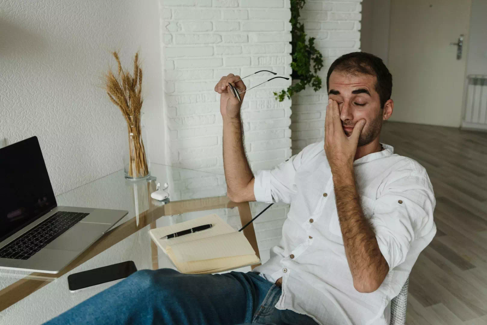 Homme assis exprimant une grande fatigue pour illustrer l'impact d'un terrain biologique déséquilibré en naturopathie.