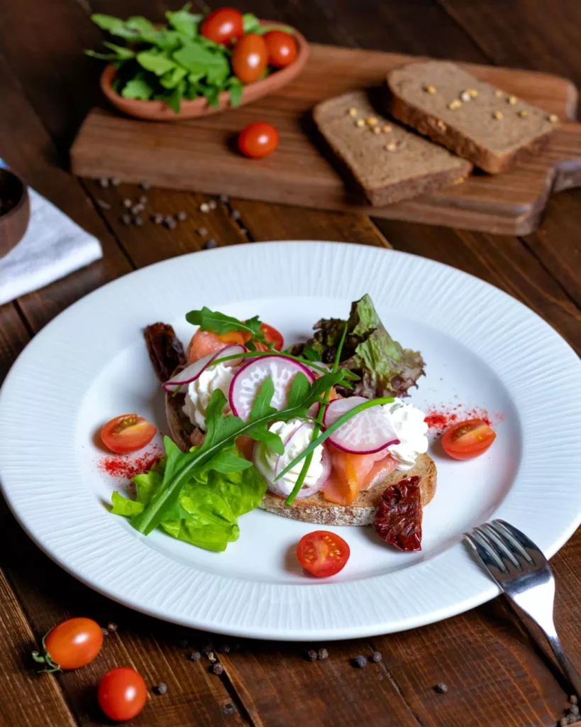 Tartine au saumon fumé et fromage frais, exemple de source de protéines animales héminiques et d'oméga-3.