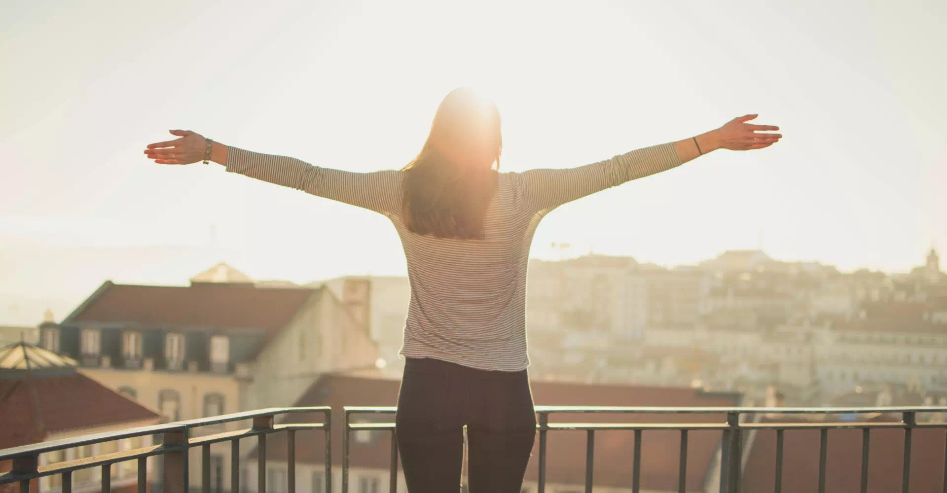 Femme profitant du soleil pour synthétiser la vitamine D et lutter contre la fatigue naturellement.