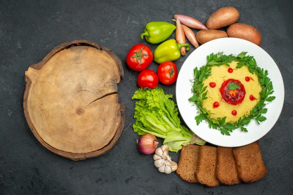 Plat maison entouré de légumes frais et de pain, exemple d'alimentation variée et équilibrée